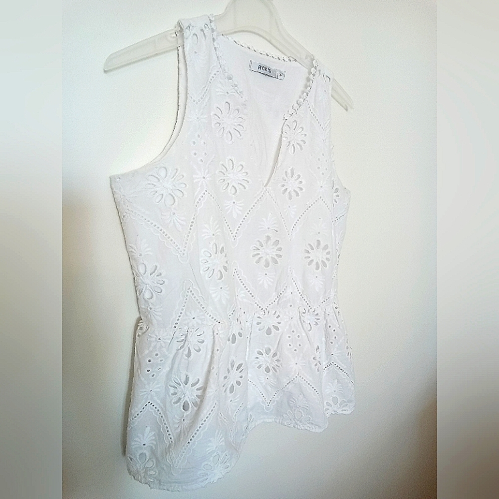 Ricki's Women's White Floral Eyelet V-Neckline Peplum Tank Top Small